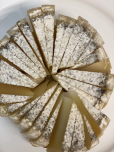 Caseificio dei Barbi | Cacio affinato nell'Olio extravergine di Olive