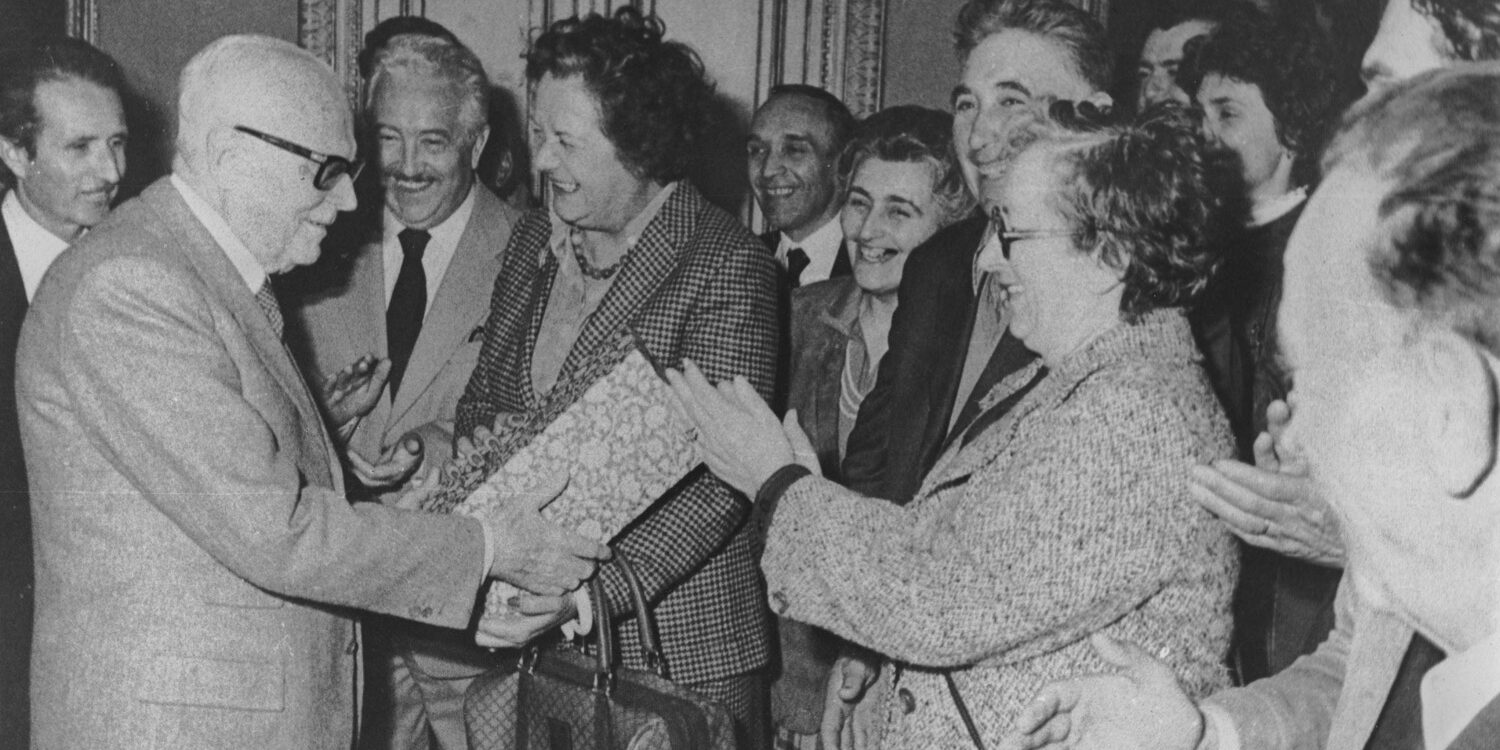 29 Francesca regala Brunello a Pertini 1982CC-12